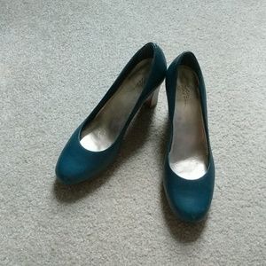 L.L. Bean Signature platform pumps